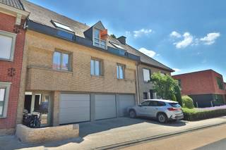 <p><span>SCHITTEREND RUIM APPARTEMENT NABIJ HET CENTRUM VAN HEULE</span></p><p><span> </span></p><p><span>UItgestrekt over de volledige breedte van dit gebouw pakt dit appartement uit met enorm veel ruimte.<br />Aangevuld met een kwalitatieve afwerking is zalig woonplezier verzekerd.</span></p><p><span> </span></p><p><span>Op het tweede verdiep van dit kleinschalig gebouw zorgt een lichtrijke inkom voor een warme welkom.<br />De leefruimte zit volledig achteraan en geniet er van enorme glaspartijen die zon en licht verwelkomen, er is heel veel ruimte, een aangenaam open zicht en een groot aansluitend terras.<br />De keuken houdt zich apart, kreeg een degelijke invulling en een extra eethoekje.<br />Leefruimte en keuken houden nauw contact met het uitgestrekt terras dat perfect inzetbaar is voor aangename buitenmomenten.</span></p><p><span> </span></p><p><span>Er zijn 3 slaapkamers en een ruim duplex verdiep met bureauruimte en berging.<br />Met nette badkamer en apart toilet.</span></p><p><span> </span></p><p><span>Naast de keuken is een berging met plaats voor wasmachine, beneden is een ruime garage.</span></p><p><span>Het appartement kan gemeubeld gehuurd worden.</span></p><p><span> </span></p><p><span>EXTRA LARGE AFMETINGEN<br />VLOT NAAR CENTRUM EN VERBINDINGSWEGEN<br />GROOT TERRAS <br />GEEN SYNDICKOSTEN</span></p><p><span> </span></p><p><span> </span></p><p><span> </span></p><p><span>  </span></p>