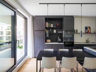 <strong>Ruim nieuwbouwappartement met drie slaapkamers en zonneterras.</strong><br /><br />Lichtrijk doorzonappartement van 121 m² met drie slaapkamers en twee badkamers, ideaal gelegen nabij het Industriemuseum en het groene Baudelopark. Ook het bruisende Dok Noord, met hippe restaurants en hotspots, ligt vlakbij.<br /><br />Dankzij de ligging in de tweede bouwzone geniet het appartement van een rustige, autoluwe woonomgeving, weg van het doorgaande verkeer.<br /><br /><u>Indeling van het appartement op de 2<sup>de</sup> verdieping:</u><br />Inkomhal met vestiaire en gastentoilet. <br /><br />Leefruimte met aanpalend de kwalitatieve en volledig ingerichte keuken. De eetplaats grenst aan de keuken, die op zijn beurt toegang biedt tot het ruime en zonnige terras. De leefruimte is tevens voorzien van een bureaugedeelte. <br /><br />Via de nachthal vinden we drie slaapkamers, waarvan een hoofdslaapkamer met ensuite badkamer en een andere kamer met toegang tot het terras. Verderop de hal nog een aparte badkamer met wastafel, inloopdouche en toilet. <br /><br />Het appartement is ook voorzien van een praktische berging/wasplaats.<br /><br />De kwalitatieve afwerking met parket en vloerverwarming, aangesloten op het stadsnet, zorgt voor extra wooncomfort.<br /><br />Daarnaast bestaat de mogelijkheid tot aankoop van een ondergrondse autostaanplaats (€ 55.000).<br /><br /><strong>Ruim en comfortabel wonen, met groen en het bruisende stadsleven binnen handbereik.</strong>