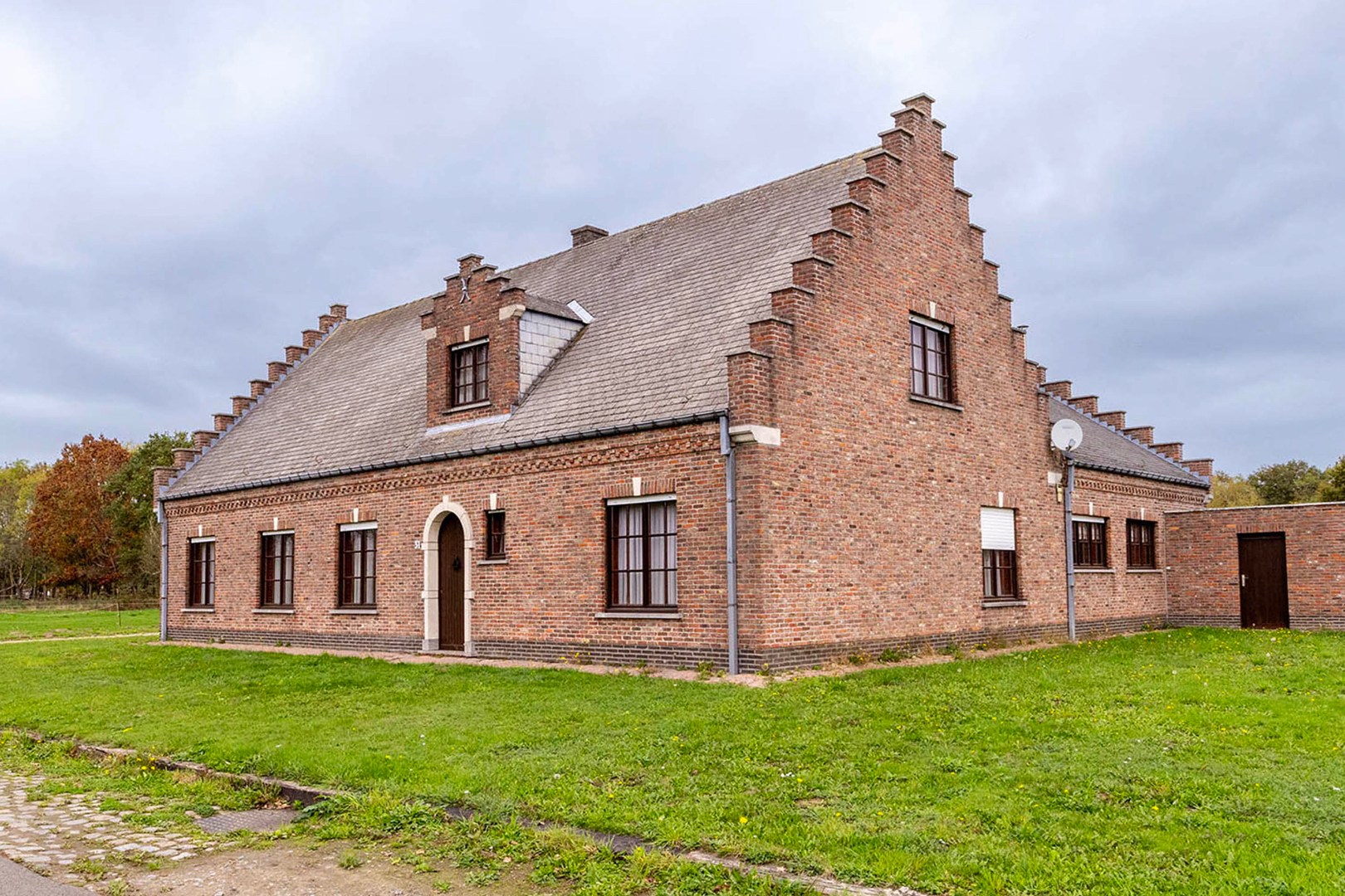 Landelijk gelegen woning met weiland op 90a 35ca - foto 1