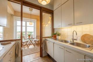 <p><span>Het appartement is gelegen op de bruisende Bredabaan en heeft een geniale bereikbaarheid. </span></p><p><span>Openbaar vervoer (tram en bus) voor de deur, op- en afrit van de autosnelweg op kleine afstand. Op wandelafstand van supermarkten, winkels en scholen.</span></p><p><span> </span></p><p><span>* Lichtrijke leefruimte</span></p><p><span>* Vlotte bereikbaarheid</span></p><p><span>* EPC B-label</span></p><p><span>* Kelderberging</span></p><p><span> </span></p><p><span>Dit appartement bevindt zich op de 6e verdieping en is te bereiken met de lift. </span></p><p><span>Je wordt verwelkomd in de inkomhal die toegang geeft tot de leefruimte en keuken. De living heeft een L-vorm en laat toe een grote eettafel en salon te plaatsen. De keuken met ontbijthoek werd voorzien van de nodige toestellen. </span></p><p><span> </span></p><p><span>In de hal vind je de badkamer met bad, dubbele wastafel en plaats voor wasmachine en de dressing met ingemaakte kasten. Net ernaast bevindt zich het apart toilet. </span></p><p><span>De 2 slaapkamers met toegang tot het terras aan de achterzijde van het gebouw. </span></p><p><span> </span></p><p><span>Gemeenschappelijke kosten: </span></p><p><span>eigen verbruik: 58 EUR/maand</span></p><p><span>Algemene kosten: 190 EUR/maand</span></p><p><span> </span></p><p><span>Interesse in dit leuke appartement? Contacteer ons op 03/646.66.55 of info@sinjoor.be</span></p>