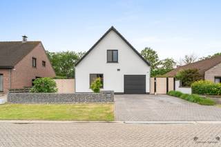 <p><span>Maison moderne et lumineuse de 600m² près du centre de Brecht</span></p><p><span> </span></p><p><span>Dans un quartier recherché, à quelques pas du centre de Brecht, se trouve cette maison rénovée avec une belle extension.</span></p><p><span>La maison est située dans un cul-de-sac et a subi de nombreuses rénovations au fil du temps, offrant un confort moderne.</span></p><p><span>Grâce à sa situation stratégique à proximité de l'autoroute et du centre en toute tranquillité, la maison bénéficie d'un emplacement de choix.</span></p><p><span> </span></p><p><span>Disposition</span></p><p><span>Dès l'entrée, le hall d'entrée avec WC visiteurs donne accès à l'espace de vie spacieux avec cuisine ouverte.</span></p><p><span>L'espace de vie est baigné de lumière naturelle grâce à l'extension récente. L'agencement pratique permet de disposer d'un coin salon confortable et d'un coin repas agréable.</span></p><p><span>La cuisine ouverte est également équipée de tous les appareils électroménagers de haute qualité nécessaires pour que vos repas fraîchement préparés soient encore meilleurs. Des touches modernes telles qu'un robinet de cuisine et des vues sur le jardin complètent le tableau.</span></p><p><span>Au rez-de-chaussée, il y a également une première pièce qui sert actuellement de bureau, ainsi qu'une salle de bains et un garage. Il est donc tout à fait possible de vivre de plain-pied.</span></p><p><span> </span></p><p><span>Au premier étage se trouvent trois chambres très spacieuses et une deuxième salle de bains avec douche, lavabo avec meuble et toilettes.</span></p><p><span> </span></p><p><span><</span></p><p><span> </span></p><p><span>MAISON A BRECHT - CONFORT MODERNE ET ESPACE</span></p><p><span> </span></p><p><span>Cette belle maison à Brecht offre une combinaison parfaite d'élégance moderne et de fonctionnalité. Avec une surface habitable de 222 m² et un terrain de 600 m², c'est l'endroit idéal pour les familles à la recherche de confort et de style.</span></p><p><span> </span></p><p><span>AGENCEMENT ET ESPACE</span></p><p><span> </span></p><p><span>La maison dispose de quatre chambres, ce qui permet d'agrandir la famille, d'aménager un bureau ou de loger des invités. Avec deux salles de bains, le confort quotidien de tous les membres de la famille est garanti. La disposition ouverte des espaces de vie offre une impressionnante sensation d'espace et de lumière.</span></p><p><span> </span></p><p><span>CUISINE ET SALLE À MANGER</span></p><p><span> </span></p><p><span>La cuisine ultramoderne est équipée d'appareils électroménagers de haute qualité, notamment de deux fours encastrés et d'un élégant comptoir de cristallisation. Le grand îlot de travail avec plan de travail en bois crée une ambiance chaleureuse dans la maison et offre un espace pour les repas informels et les moments en famille. La conception sans faille intègre parfaitement la cuisine à l'espace de vie.</span></p><p><span> </span></p><p><span>SALON ET ESPACE DE VIE</span></p><p><span> </span></p><p><span>Les portes coulissantes en verre offrent une connexion époustouflante avec le jardin. La salle à manger spacieuse surplombe le paysage verdoyant, tandis que le salon avec cheminée intégrée offre une retraite chaleureuse et accueillante.</span></p><p><span> </span></p><p><span>EXTÉRIEUR ET JARDIN</span></p><p><span> </span></p><p><span>La maison se trouve sur un terrain généreux avec un jardin bien entretenu entouré de haies. L'allée pavée avec un revêtement durable et le garage intégré offrent commodité et sécurité. L'architecture moderne avec ses murs blancs, ses tuiles grises et ses lignes épurées donne à la maison une touche contemporaine.</span></p><p><span> </span></p><p><span>CARACTÉRISTIQUES</span></p><p><span> </span></p><p><span>Il s'agit d'une propriété très bien entretenue, avec une attention particulière aux détails et à la qualité. L'agencement spacieux, la lumière naturelle et la gestion intelligente de l'espace rendent cette maison exceptionnellement agréable à vivre.</span></p>
