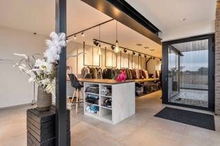 <p>Instapklare woning met handelsruimte – wonen en werken in perfecte harmonie</p>
<p>Ontdek deze recente, instapklare woning waar comfortabel wonen en professioneel werken naadloos samenkomen. Dankzij de aparte handelsruimte en doordachte indeling is deze eigendom uitermate geschikt voor een kangoeroewoning, een vrij beroep of een<strong> </strong>handelszaak.</p>
<p>De lichtrijke leefruimte met open keuken vormt het warme hart van de woning. Hier gaan gezelligheid en functionaliteit hand in hand. De ruime living biedt een directe toegang tot het zonovergoten terras met zomerbar, waar je in alle rust kunt genieten van een prachtig, open zicht op de omliggende natuur.</p>
<p>De woning beschikt over drie volwaardige slaapkamers, een praktische handelsruimte met aparte ingang en een moderne afwerking doorheen het volledige pand. Deze veelzijdige eigendom biedt tal van mogelijkheden voor wie wonen en werken wil combineren, zorg wil dragen voor familie, of een zelfstandige activiteit wenst uit te bouwen aan huis.</p>
<p>Een unieke opportuniteit voor wie ruimte, flexibiliteit en comfort weet te appreciëren.</p>
<h3>Ligging</h3>
<p>Ideaal gelegen met vlotte verbindingen naar Brugge, Torhout, Roeselare, Kortrijk en Oostende. Winkels, scholen, ziekenhuis, horeca en openbaar vervoer bevinden zich op wandel- of fietsafstand.</p>
<h3>Indeling</h3>
<p>Woongedeelte (gelijkvloers):</p>
<ul>
<li>
<p>Inkomhal</p>
</li>
<li>
<p>Ruime leefruimte</p>
</li>
<li>
<p>Open keuken</p>
</li>
<li>
<p>3 slaapkamers (20 m² – 20 m² – 16 m²)</p>
</li>
<li>
<p>Badkamer met inloopdouche</p>
</li>
<li>
<p>Dressing</p>
</li>
<li>
<p>Wasplaats</p>
</li>
<li>
<p>Apart toilet</p>
</li>
</ul>
<p>Handelsruimte:</p>
<ul>
<li>
<p>Gelijkvloers: ± 70 m²</p>
</li>
<li>
<p>Verdieping: ± 70 m² met berging, toilet en lavabo</p>
</li>
</ul>
<h3>Bijzonderheden</h3>
<ul>
<li>
<p>Ideaal voor kangoeroewoning, vrij beroep of handelsactiviteit</p>
</li>
<li>
<p>Rustige ligging met zicht op de velden</p>
</li>
<li>
<p>26 zonnepanelen</p>
</li>
<li>
<p>Airconditioning</p>
</li>
<li>
<p>Regenwaterput van 15.000 liter</p>
</li>
<li>
<p>Ruime parkeergelegenheid</p>
</li>
<li>
<p>Tuinhuis / berging</p>
</li>
</ul>
<p>Interesse in deze veelzijdige eigendom?<br />Contacteer Bruno via 0496 23 41 26 of bruno.vanthuyne@acasa.immo</p>