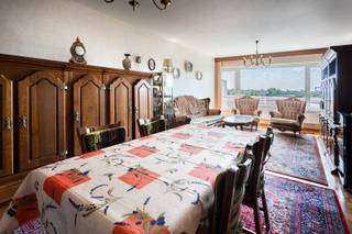 Locatie<br /><br />Op zoek naar een zonnig appartement op een rustige locatie, vlak bij het bruisende centrum van Hoboken en de stad? Dit appartement ligt in een straat met enkel bestemmingsverkeer en op wandelafstand van winkels, scholen, openbaar vervoer, groen en recreatie. Dankzij de nabijheid van de A12, E19, E17 en de Antwerpse Ring geniet u bovendien van een uitstekende bereikbaarheid.<br /><br />Beschrijving<br /><br />Dit lichtrijke appartement op de 5e verdieping van een verzorgd gebouw beschikt over een ruime inkomhal met vestiairekast. De woonkamer met parketvloer geeft uit op een zonnig terras. Aansluitend bevindt zich de keuken met berging en aansluitingen voor wasmachine en droogkast. Verder zijn er een badkamer met bad en dubbele wastafel, een apart toilet en twee ruime slaapkamers met parketvloer. Eén slaapkamer biedt toegang tot een tweede terras met uitzicht op de binnentuin. Het gebouw beschikt over een gemeenschappelijke fietsenberging en afvalruimte. Een ruime staanplaats voor twee stadswagens is optioneel aan te kopen voor €25.000.<br /><br />Belangrijkste troeven<br /><br />- Centrale ligging nabij alle voorzieningen<br />- Lichtrijke woonkamer<br />- Twee ruime slaapkamers<br />- Twee terrassen<br />- Parket in woon- en slaapkamers<br />- Ruime staanplaats (optioneel)<br />- EPC-label B (goed voor je portemonnee én milieu)<br />- Gemeenschappelijke fietsenberging.<br /><br />Verplichte vermeldingen<br />EPC: 106 kWh/m²/jaar – Label B;<br />P- & G-score: D & A;<br />Stedenbouw: Vg-Wg-Gmo-Gvkr-Gvv.