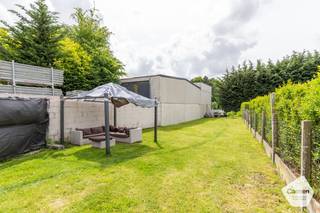<u><strong>OPENDEURDAG op ZATERDAG 22/08/26 tussen10u00-12u00 (op afspraak)</strong></u><br /><br />U kunt een BOD uitbrengen op deze woning, rekening houdend met de AANVANGSPRIJS van <strong>€ 249.000,00, </strong>elk hoger BOD wordt voorgelegd aan de eigenaars die al dan niet kunnen ingaan op dit aanbod.<br /><br />Bent U op zoek naar woning met veel potentieel, ruimte en unieke mogelijkheden? Dan is deze half-open woning zeker een bezoek waard!<br /><br />Deze ruime gezinswoning beschikt over over maar liefst 4 slaapkamers, een garage en een mooie tuin waar U in alle rust kunt genieten van het buitenleven. Een absolute troef is de volledig geïsoleerde muziekstudio, ideaal voor muzikanten, creatievelingen, thuiswerkers of wie behoefte heeft aan een afzonderlijke multifunctionele ruimte.<br /><br />Deze woning werd reeds gedeeltelijk gerenoveerd maar biedt nog mogelijkheid om verder af te werken naar eigen smaak en wensen. Zo creëert U een thuis die perfect aansluit bij Uw persoonlijke stijl.<br /><br /><u><strong>Indeling:</strong></u>
<ul>
<li>Inkomhal;</li>
<li>Leefruimte met veel lichtval;</li>
<li>Ingerichte keuken voorzien van alle toestellen;</li>
<li>Berging aan de keuken;</li>
<li>Eetruimte/Hobbyruimte/Multifunctionele ruimte/Bureauruimte;</li>
<li>Apart toilet;</li>
<li>Oprit voor meerdere wagens;</li>
<li>Garage;</li>
<li>Leuke zonnige terras & tuin.</li>
</ul>
<strong><u>Eerste verdieping:</u></strong>
<ul>
<li>Badkamer met ligbad, toilet en dubbele wastafel in meubel;</li>
<li>In de badkamer is er ook een aansluiting en afvoer voorzien voor de wasmachine;</li>
<li>Slaapkamer 1;</li>
<li>Slaapkamer 2 met doorgang naar 3de slaapkamer;</li>
<li>Slaapkamer 3;</li>
</ul>
<strong><u>Tweede verdieping:</u></strong>
<ul>
<li>Zolderkamer /vierde slaapkamer die volledig ingericht is.</li>
<li>Te bereiken via vaste trap.</li>
</ul>
<strong><u>Troeven:</u></strong>
<ul>
<li>Geen renovatieverplichting;</li>
<li>28 zonnepanelen met thuisbatterij;</li>
<li>Vele mogelijkheden en ruimte.</li>
</ul>
Voor meer informatie of een afspraak neem gerust contact met ons op: <strong>oostkamp@caenen.be</strong><br /><br /><br /><br /><br />