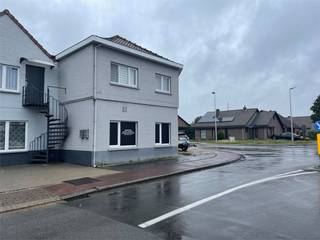 Deze kantoorruimte van ongeveer 60m2 is geschikt voor verschillende doeleinden. De ruimte is ook voorzien van een kleine keuken en wc.