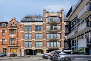 This spacious 3-bedroom apartment with terrace is centrally located in Berchem-Sainte-Agathe, on Dokter Schweitzerplein. It is situated on the...
