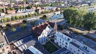 Langs de Vaartstraat, vlak bij het centrum van Brugge, bevindt zich dit ruime en volledig instapklare 3-slaapkamerappartement in Residentie De Gendarmerie. Een eigentijds appartement waar een doordachte indeling, hoogwaardige materialen en een uitzonderlijke lichtinval samenkomen. De ruime leefruimte geniet dankzij de grote raampartijen van bijzonder veel natuurlijk licht en sluit mooi aan op het terras. Dankzij de verschillende oriëntaties geniet u hier van ’s morgens tot ’s avonds van de zon. <br /><br />Ook binnen werd veel aandacht besteed aan afwerking en wooncomfort. Het appartement is volledig geschilderd en voorzien van verlichting, parket en kwalitatief maatwerk. De stijlvolle maatwerkkeuken werd uitgevoerd met zorgvuldig gekozen materialen en vormt een echte blikvanger in de leefruimte. Met drie volwaardige slaapkamers en voldoende bijkomende opbergruimte biedt het appartement bovendien alle ruimte voor comfortabel wonen. In de ondergrondse parkeergarage, bereikbaar via een autolift, bevinden zich parkeerplaatsen en private kelderbergingen.<br />De ligging vormt een bijkomende troef: vlak bij het historische centrum van Brugge en de Brugse Ring, waardoor zowel het centrum als de belangrijkste invalswegen vlot bereikbaar zijn.<br /><br /><strong>Troeven: </strong>
<ul>
<li>Volledig instapklaar en hoogwaardig afgewerkt; </li>
<li>Drie slaapkamer en ruime badkamer; </li>
<li>Groot terras met zon van 's morgens tot 's avonds </li>
<li>Schilderwerken en verlichting inbegrepen; </li>
<li>Energiezuinig appartement; </li>
<li>Vlakbij het centrum van Brugge en toch vlot bereikbaar! </li>
</ul>
Aarzel zeker niet om contact op te nemen bij verdere interesse! <br />