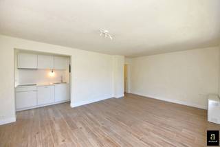 <p><strong>Ocean – Bayauxlaan | Charmant 1-slaapkamerappartement met zeezicht</strong></p>
<p>In de residentie <em>Ocean</em>, op de gegeerde Bayauxlaan en op een steenworp van het strand, bevindt zich dit verzorgd éénslaapkamerappartement met een mooi zeezicht. De lichtrijke woonkamer geniet van ramen op twee gevels en voelt bijzonder ruim en open aan.</p>
<p>De indeling omvat een gezellige leefruimte met open keuken, een volwaardige slaapkamer met ensuite badkamer en toegang tot de fietsenberging in het gebouw.</p>
<p><strong>Troef:</strong> topligging nabij zee, winkels en centrum.</p>
<p><br /><br /><br /></p>