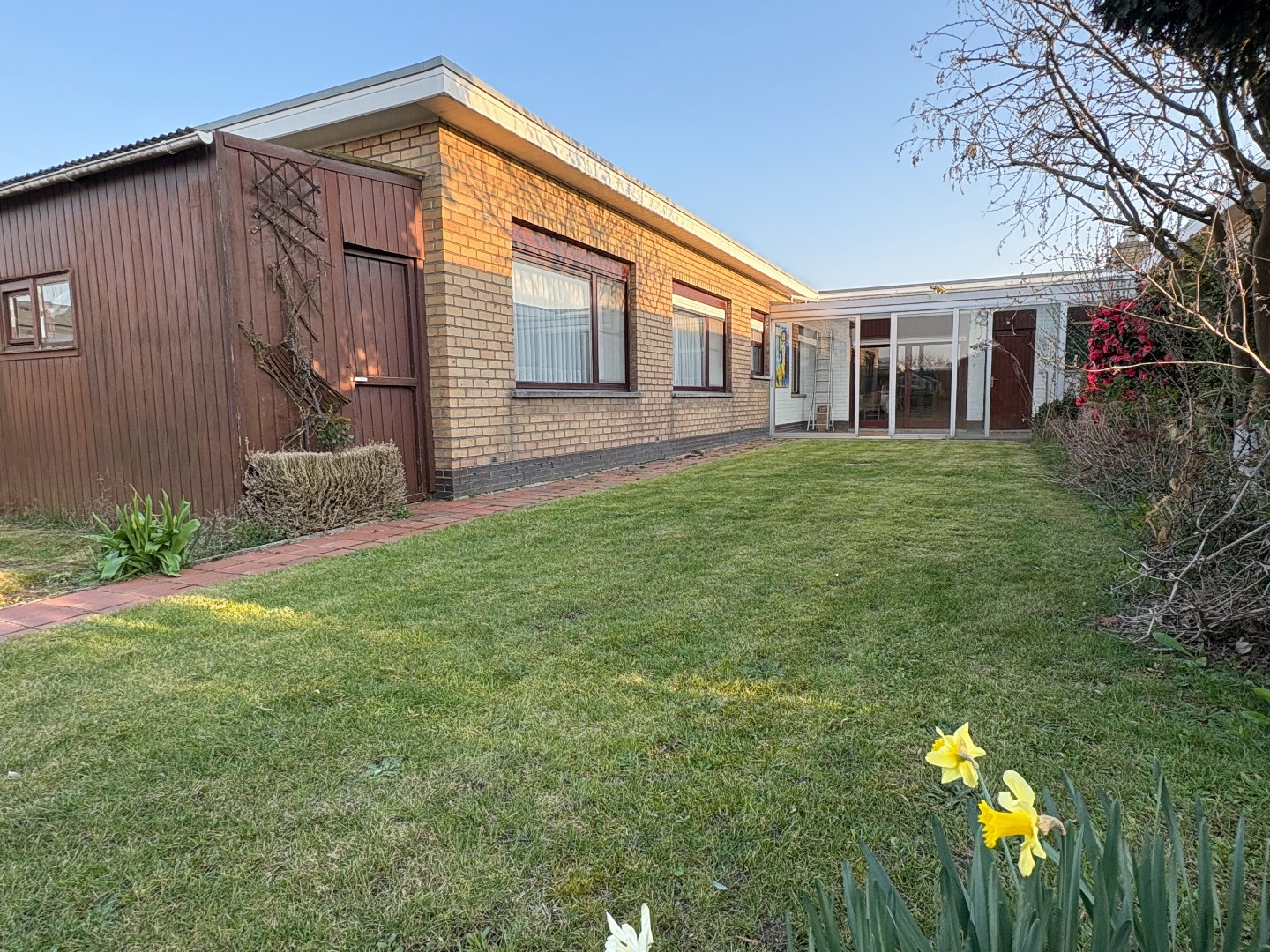 Gelijkvloerse woning op 408m² met 3slks, garage en tuin. - foto 1
