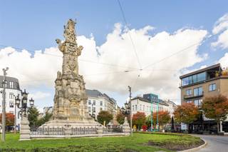 <p>Op een absolute toplocatie aan de Marnixplaats, op het bekende Zuid in Antwerpen, bevindt zich dit solide opbrengsteigendom. Deze gegeerde buurt staat bekend om haar sterke en stabiele huurmarkt, uitstekende bereikbaarheid en blijvende vraag, wat dit pand bijzonder aantrekkelijk maakt voor investeerders die op zoek zijn naar een betrouwbare en direct renderende vastgoedopportuniteit.</p><p>Het gebouw, kadastraal gekend als <em><i>Building</i></em>, bestaat uit vier verhuurde wooneenheden. Het werd doorheen de jaren zorgvuldig onderhouden en verkeert in een verzorgde algemene staat. Alle units zijn momenteel verhuurd aan stabiele huurders, wat zorgt voor een onmiddellijk rendement vanaf de akte en een zorgeloze instap voor de koper.</p><p>Dankzij de combinatie van ligging, stabiele bezetting en bewezen huuropbrengsten biedt dit eigendom een interessante en duurzame investeringskans in één van de meest gegeerde residentiële wijken van Antwerpen. Een ideale opportuniteit voor wie op zoek is naar een solide investering met direct rendement in een blijvend sterke verhuurmarkt.</p>