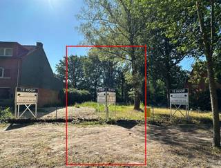 <p><span>Droomt u ervan uw eigen woning te bouwen in het groene Brasschaat? Op deze bouwgrond van 600m² in de Hoge Kaart krijgt u de kans om een thuis te bouwen die volledig aansluit bij uw wensen, vandaag én in de toekomst.</span></p><p><span> </span></p><p><span>Omringd door het groen geniet u hier elke dag van rust en privacy, terwijl scholen, winkels en belangrijke invalswegen richting Antwerpen en Nederland zich op slechts enkele minuten bevinden. Een locatie waar natuur en bereikbaarheid moeiteloos samengaan.</span></p><p><span> </span></p><p><span>De bouwvoorschriften laten een woning toe met drie bouwlagen en een hellend dak, aangevuld met een garage of carport. Droomt u van een lichtrijke leefruimte, een thuiskantoor, praktijkruimte, kelder, poolhouse of een zwembad? Hier krijgt u de ruimte om uw ideeën werkelijkheid te maken.</span></p><p><span> </span></p><p><span>U heeft de vrijheid om de bouwgrond aan te kopen en uw eigen bouwtraject te bepalen. Wenst u graag een totaalconcept? Verschillende bouwformules, van ruwbouw winddicht tot een volledig sleutel-op-de-deurconcept, kunnen optioneel aangeboden worden. Met transparante detailprijzen en een duidelijk lastenboek krijgt u een helder overzicht van de mogelijkheden om uw toekomstige woning te realiseren. (de visualisaties zijn niet gebaseerd op de maximale mogelijkheden)</span></p><p><span> </span></p><p><span>Benieuwd naar de mogelijkheden of de bouwvoorschriften? Neem gerust contact op via </span><span><span>shania@janssenenjanssen.be</span></span><span>. </span></p><p><span> </span></p><p><span>Misschien zet u hier binnenkort de eerste stap naar uw nieuwe thuis. Tot snel!</span></p><p><span>Bouwvoorschriften LOT 2</span></p><ul><li><span>Halfopen bebouwing</span></li><li><span>Straatbreedte: 9,97m</span></li><li><span>Diepte: 60m</span></li><li><span>Maximale bouwdiepte:</span><ul><li><span>gelijkvloers: 17m</span></li><li><span>eerste verdieping: 13m</span></li><li><span>tweede verdieping (onder schuin dak): 9m</span></li></ul></li><li><span>Gevelbreedte: min. 6m</span></li><li><span>Bijgebouwen: max. 40m² </span></li></ul><p><span> </span></p><p><span>Overige beschikbare loten</span></p><p><span>LOT 1: GB 420m² - €199.000</span></p><p><span>LOT3: HOB 600m² - €264.000</span></p><p><span> </span></p>