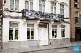 TE KOOP in DENDERMONDE - Deze statige herenwoning is gelegen aan de grote markt van Dendermonde en werd volledig gerenoveerd in 2016.Momenteel is dit...