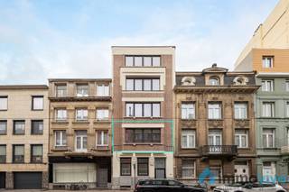 AlgemeenOp de eerste verdieping van dit volledig gerenoveerd appartementsgebouw vinden we dit ruime appartement met 3 slaapkamers. De centrale...