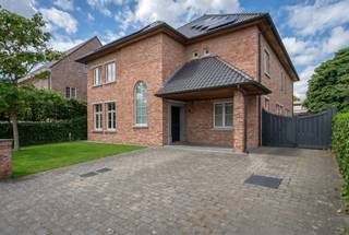 <p>Deze ruime villa is gelegen in het rustige en residentiële Ravels-Eel en biedt een combinatie van comfort, ruimte en functionaliteit. De woning beschikt over een zonnige tuin met meerdere terrassen en tal van praktische voorzieningen.</p>
<p><strong>Gelijkvloers<br /></strong>Bij het betreden van de woning komt u terecht in een ruime inkomhal met gastentoilet. Vanuit de inkom is er toegang tot een extra kamer aan de rechterzijde, ideaal als bureau, hobbyruimte of gelijkvloerse slaapkamer.</p>
<p>Vanuit de inkomhal vertrekt een mooie, statige trap van natuursteen die de woning een elegante uitstraling geeft en leidt naar de bovenverdieping.</p>
<p>De inkomhal geeft verder toegang tot de lichte en ruime leefruimte(ca. 70m2), waar een warme houten parketvloer en een sfeervolle gashaard met schouw zorgen voor een gezellige en huiselijke sfeer. Dankzij de grote schuifpui geniet u van een directe connectie met het overdekte terras, wat binnen en buiten mooi met elkaar verbindt.</p>
<p>Aansluitend aan de leefruimte bevindt zich de volledig uitgeruste keuken met tegelvloer, voorzien van alle comfort: Bosch vaatwasser (2026), Pelgrim inductiekookplaat (2026), combi-oven, Boretti Amerikaanse koelkast, voldoende kastruimte en een praktische indeling.</p>
<p>Vanuit de keuken komt u in de bijkeuken met ingemaakte kasten, aansluitingen voor wasmachine en droogkast, een waskoker en extra toilet met wastafel. Ook de meterkasten zijn hier netjes geïntegreerd.</p>
<p><strong>Eerste verdieping<br /></strong>Op de eerste verdieping bevindt zich een ruime nachthal. Hier zijn vier ruime slaapkamers en twee badkamers. De eerste badkamer is uitgerust met een inloopdouche, wastafel en toilet. <br /><br />De master bedroom vormt een echte private suite met een dressing, eigen badkamer en een overdekt terras. De ensuite badkamer is voorzien van een dubbele wastafel, douche, toilet, bubbelbad en een waskoker.</p>
<p><strong>Zolder<br /></strong>Via een vaste trap bereikt u de zolderverdieping, een uitzonderlijk ruime open ruimte die meteen indruk maakt zodra u binnenstapt. Deze indrukwekkende verdieping voelt aan als een volwaardige extra leefverdieping en is polyvalent inzetbaar als extra slaapkamers, hobbyruimte, bureau of speelruimte.</p>
<p><strong>Buitenruimte<br /></strong>De woning beschikt over een aangename en onderhoudsvriendelijke buitenomgeving met o.a. een overdekt terras aan de leefruimte, zonnige tuin, elektrische toegangspoort, buitenverlichting, regenwaterput, dubbele carport, garage en tuinhuis.</p>
<p>Daarnaast is de woning uitgerust met zonnepanelen en zijn er screens aanwezig.</p>
<p><strong>Troeven op een rij:<br /></strong>- Ruime villa met 4 à 5 slaapkamers<br />- 2 badkamers<br />- Master suite met dressing, badkamer en terras<br />- Uitzonderlijk ruime multifunctionele zolder<br />- Zonnepanelen<br />- Dubbele carport, garage en veel bergruimte<br />- Overdekte terrassen en zonnige tuin<br />- Rustige ligging in Ravels-eel<br />- Alarminstallatie aanwezig<br /><br />De woning is momenteel verhuurd.<br /><br />Voor meer informatie of een bezichtiging kunt u contact opnemen met ons kantoor via: +32 (0) 14 65 03 79 of mail naar info@verlouwvastgoed.be.<br /><br />Vermelde oppervlakten/afmetingen zijn indicatief. Oppervlakte conform EPC.<br />Stedenbouwkundige inlichtingen in aanvraag. Gmo in aanvraag.</p>