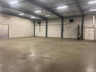 Polyvalent bedrijfsgebouw bestaande uit magazijn 600m² met 280m² kantoor op een strategische locatie te Schelle nabij de A12 Antwerpen-Brussel. Voldoende parking voor personenwagens.<br /><br />
<ul>
<li>
<p><span>Mogelijkheid tot opsplitsen</span></p>
<p>Eventueel kan men het magazijn opdelen (mits het plaatsen van extra sectionaal poort) in 400m² en 200m².</p>
<ul>
<li>600m² magazijn met 560m² kantoor (glv + 1V) = totaal gebouw</li>
<li>280m² kantoor met 200m² magazijn</li>
<li>280m² kantoor met 400m² magazijn</li>
</ul>
<ul>
<li>voldoende parking beschikbaar 10 tot 18m² afhankelijk van het aantal kantoren die gehuurd worden</li>
</ul>
</li>
</ul>