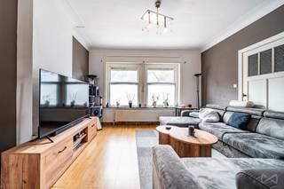 Located in Ottignies, in a convenient setting close to the Douaire amenities and major motorways, this three-sided house built in 1936 represents...