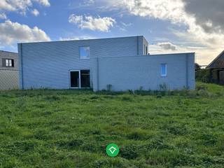 Deze rustig gelegen alleenstaande nieuwbouwwoning heeft een bewoonbare oppervlakte van 282 m² en is gelegen op een grondoppervlakte van 1000 m²...