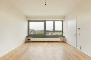 <p>Dit <strong>ruime en lichtrijke appartement</strong> is gelegen op een <strong>uitstekende locatie in het centrum van Mortsel</strong>. Winkels, bakkers, scholen, openbaar vervoer en andere voorzieningen bevinden zich op wandelafstand, wat zorgt voor een bijzonder aangename en praktische woonomgeving.</p><p><br /></p><p>Je komt het appartement binnen via de <strong>ruime inkomhal</strong>, die leidt naar de <strong>woonkamer</strong>, de <strong>keuken</strong> en de hal. Aan de achterzijde bevinden zich de <strong>slaapkamers</strong> en de <strong>badkamer</strong>, met aansluitend een <strong>terras</strong> dat voor extra rust en comfort zorgt.</p><p><br /></p><p>Met <strong>twee volwaardige slaapkamers</strong> en een <strong>extra ruime berging/bureau</strong> die perfect kan dienen als derde slaapkamer, biedt dit appartement een grote flexibiliteit en is het ideaal voor gezinnen, koppels of thuiswerkers.</p><p>Het appartement beschikt over een <strong>bewoonbare oppervlakte van 97 m²</strong>, een <strong>conforme elektrische installatie</strong> en is <strong>energiezuinig</strong>. Daarnaast is er een <strong>private kelderberging</strong> inbegrepen.</p><p><br /></p><p>Troeven:</p><ul><li>Centrale ligging nabij alle voorzieningen</li><li>Nieuwe ketel van Bosch (2026)</li><li>Terras aanwezig</li><li>Energiezuinig (EPC 169)</li><li>Elektriciteit conform</li></ul>