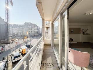 Ruim en breed appartement nabij het Rubensplein te Knokke, gekenmerkt door een stijlvolle afwerking en een doordachte indeling. Bij binnenkomst leidt de inkomhal naar een afzonderlijk gastentoilet en een ruime, lichtrijke leefruimte met open keuken. De volledig ingerichte keuken, afgewerkt met elegant Carrara-marmer, sluit naadloos aan op de woonruimte en biedt toegang tot het terras aan de voorzijde. Daarnaast beschikt het appartement over een praktische berging en drie volwaardige slaapkamers, waarvan twee voorzien van ingemaakte kasten en één kamer rechtstreeks verbonden met het terras aan de achterzijde. Het slaapgedeelte wordt verder aangevuld met twee moderne douchekamers, waarvan één ensuite, wat het comfort en de privacy ten goede komt. Tot slot is er een kelderberging inbegrepen, en bestaat de mogelijkheid tot de aankoop van een autostaanplaats binnen dezelfde residentie.<br />Maatregelenregister in aanvraag.<br /><br />Voor meer informatie kunt u ons contacteren op 050 62 44 14 of via e-mail op knokke@immax.be