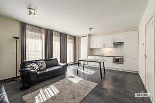 Ontdek dit aangename appartement in Residentie Madou (bouwjaar 2010), gelegen aan het Madouplein in Sint-Joost-ten-Node, vlak bij de Europese wijk. Dankzij de uitstekende ligging aan de Brusselse binnenring en op wandelafstand van metrostation Madou geniet u van een vlotte bereikbaarheid en een levendige buurt met talrijke handelszaken en voorzieningen. Ondanks deze centrale ligging biedt het appartement een rustige woonomgeving.<br /><br />Het appartement bevindt zich op de tweede verdieping en beschikt over een bewoonbare oppervlakte van circa 75 m² (EPC). Via de ruime inkomhal bereikt u de lichtrijke leefruimte met open keuken. Verder beschikt het appartement over twee volwaardige, ruime slaapkamers en een badkamer met ligbad en dubbele wastafel. Een afzonderlijk toilet vervolledigt het geheel. De keuken is functioneel, maar vraagt enige vernieuwing, waaronder het keukenmeubilair en de kookplaat. Een aansluiting voor een vaatwasser is reeds voorzien.<br /><br />De residentie beschikt over goed onderhouden gemeenschappelijke delen en een beveiligde inkom met badgesysteem. Bovendien bestaat de mogelijkheid om een autostaanplaats aan te kopen voor € 25.000.<br /><br />Divers: Stedenbouwkundige inlichtingen, kadastrale gegevens en syndicusinlichtingen in aanvraag. Elektriciteit conform, PVC-raamprofielen, laminaat- en tegelvloeren, elektrische verwarming en kelder aanwezig.<br /><br />Bent u op zoek naar een lichtrijk appartement met twee comfortabele slaapkamers op een toplocatie in Sint-Joost-ten-Node, of naar een interessante vastgoedinvestering? Contacteer Immo Francois voor meer informatie of een bezoek!<br /><br />