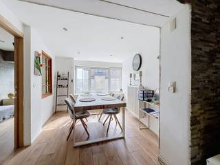 <strong><span>Centraal gelegen woning met 2 ruime slaapkamers!</span></strong><br /><br />Dit aangenaam woonhuis heeft een <strong>uiterst praktische ligging</strong>, op wandelafstand van winkels, scholen en horeca, op het dorp van het landelijke 'Kerksken'. <br /><br />De woning verwelkomt U met <strong>een ruime en afgesloten inkomhal </strong>gelijklopend met <strong>een uitgestrekte woonkamer</strong> waarmee de inkomhal ook in directe verbinding staat.<br /><br />Voorbij de woonkamer is er <strong>een volledig ingerichte en open keuken</strong>.<br /><br />Verder op het gelijkvloers is er nog <strong>een afgesloten berging en een apart toilet</strong>. <br />Van hieruit bereikt U, via <strong>een koer met een vaste trap, een zonnig dakterras</strong> (nog verder af te werken en/of in te richten naar eigen keuze).<br /><br />De eerste verdieping laat zich indelen door <strong>2 zéér ruime slaapkamers</strong>, <strong>een toilet en een badkamer met ligbad en lavabo</strong>.<br /><br />Bent U op zoek naar een centraal gelegen ruime woning die met enkele handige handen vlot verder kan worden ingericht als uw droomhuis?<br />Contacteer uw vadtgoedkantoor KURTIMMO via 0476/076 993 OF info@kurtimmo.be!