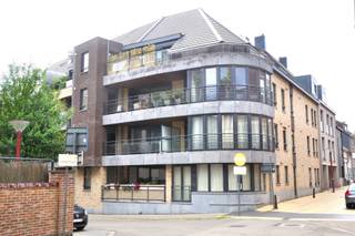 VALIMMAS verhuurt dit verzorgd, energiezuinig en luxueus ingericht appartement met terras en garage, gelegen op de eerste verdieping (met lift) van een hedendaags gebouw in het volle centrum Asse.
Uitgerust met alle comfort. Omvat oa. een inkomhal, een ruime living met schuifraam richting groot terras (± 12m²), een volledig ingerichte keuken met eethoek, een badkamer met ligbad (en douchescherm), een berging/wasplaats en een toilet. Het appartement wordt nog volledig herschilderd.
Eveneens inbegrepen zijn een kelder en een autostandplaats in de ondergrondse garage.
Rustig gelegen, en toch in het volle centrum, kort bij de Markt en het station. Individuele tellers en CV op aardgas. EPC slechts 86 kWh/m² = zeer energiezuinig. Bovendien zijn de living en keuken ideaal georiënteerd naar het zuidoosten, en dus met veel lichtinval !
+++++++++++
Bezoekmoment inplannen? Dat kan eenvoudig via onze website www.valimmas.be. Klik vervolgens op de blauwe knop "BEZOEK DIT PAND" bij het pand van je keuze. Let op: afspraken maken kan enkel nog online.
+++++++++++
