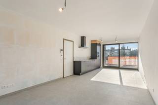 Ontdek het nieuwe, bruisende woonproject, Geel Station Villa Spoorbloem, pal in het levendige centrum van Geel! Met 38 moderne wooneenheden, variërend van studio's tot 1-, 2- en 3-slaapkamer appartementen, bieden wij een divers aanbod voor een breed publiek. Duurzaamheid staat centraal in dit nieuwe project, zonder te moeten inboeten aan comfort. Alle woningen zijn uitgerust met zonnepanelen, vloerverwarming en individuele geothermische warmtepomp. Een e-peil van 20 of lager wordt gegarandeerd. <br /><br />De ideale uitvalsbasis voor wie mobiliteit belangrijk vindt, Geel Station is gunstig gelegen in het hart van het centrum, op enkele minuten stappen van winkelstraten en het station. Voorzien van ruime terrassen en gelijkvloerse tuintjes, bieden onze appartementen een unieke leefomgeving. Bovendien creëren we een oase van rust met een collectieve daktuin, perfect om te ontspannen, te genieten en buren te ontmoeten.<br /><br />Stap de deur uit en betreed een wereld van winkels, cultuur, sport en andere voorzieningen, allemaal op wandelafstand. Pendelaars zullen blij zijn met de vlotte verbindingen naar Antwerpen, Brussel, Lier, Mechelen, Leuven en Hasselt via trein en bus, terwijl de fiets-o-strade voor de deur zorgt voor een veilige, vlotte en snelle verbinding voor niet gemotoriseerd verkeer richting Mol en Herentals. We nodigen je uit om deel uit te maken van dit unieke project en jouw nieuwe thuis te ontdekken in Geel Station Villa Spoorbloem!<br /><br />Meer informatie? Contacteer ons via 014 48 24 78 of check matexi.be/geel-station.