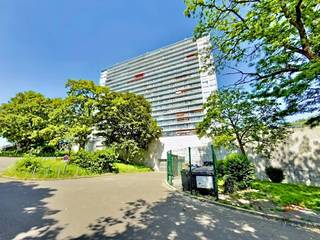 ANDERLECHT – Aurore, close to shops and public transport, a flat of approx. 71 m² on the 2nd floor of a block with a lift. It comprises: entrance hall, bright living room of approx. 27 m² with access to a terrace of approx. 7 m² (west-facing), fitted kitchen (hob, oven, extractor hood, fridge), hallway, WC, 2 bedrooms (approx. 9 m² and approx. 12 m²), bathroom and cellar. All measurements are approximate. Energy Performance Certificate: D, 174 kWh/(m²/year). Service charges: €120/month (cold water and communal areas). Available immediately.