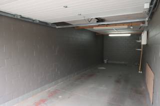 Ruime garagebox op centrale locatie (nabij diverse invalswegen en op- en afrit snelweg) achter een appartementsgebouw, toegankelijk via automatische poort aan gebouw én de garage zelf met sectionale poort.  De afmetingen 8,5m x 2,6m.