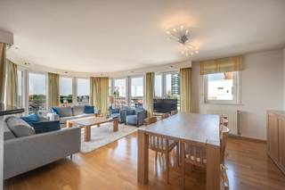 112m2 + terras. 2 slaapkamers - 2 badkamers. Extra ruimte boven (uitklaptrap)