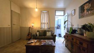 Gezellige, kleine woonst in het centrum van Avelgem, vlakbij alle faciliteiten. Via de inkom met apart toilet kom je in de eetplaats...