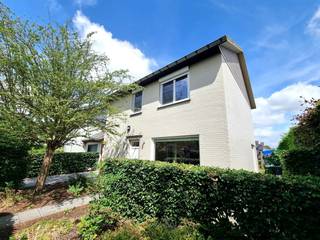 Instapklare woning gelegen in een rustige woonwijk op een perceel van 4a83ca. Centrum Heist nabij met winkels, ruim scholen aanbod en...