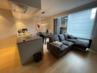 TRENDY RECENT GELIJKVLOERSAPPARTEMENT in de binnenstad van Brugge, letterlijk in een HISTORISCH GROEN KADER. Vlakbij het Minnewaterpark &amp; het Station. Inkom, toilet, leefruimte met open ingerichte keuken, slaapkamer en badkamer met douche. Mooi terras met leuk PARKUITZICHT. Tevens is er een AUTOSTAANPLAATS en ruime KELDERBERGING inbegrepen. In een omgeving van GROEN en AUTHENTICITEIT, zal het hier gewoon heerlijk zijn! Zeer zuinig E-peil: 132,20 kWh/m² UC: EP14854