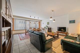 <p>In een rustige straat vlakbij de Zeedijk bevindt zich dit ruim drieslaapkamerappartement van ca. 100 m². De zee ligt letterlijk om de hoek en vanop het terras aan de voorzijde geniet je van een zijdelings zeezicht. Een ideale combinatie van kustgevoel en praktische bereikbaarheid, met winkels, horeca en tramhalte op wandelafstand. Bovendien zijn er in de directe omgeving voldoende parkeermogelijkheden.</p>
<p>Het appartement beschikt over een functionele indeling met een duidelijke scheiding tussen leef- en nachtgedeelte. De lichtrijke leefruimte sluit aan op de eetplaats en de aparte keuken geeft toegang tot het terras vooraan. Achteraan bevinden zich drie volwaardige slaapkamers en een tweede, zuidgericht terras.</p>
<p>De keuken en badkamer zijn verzorgd en functioneel ingericht, met ruimte om ze indien gewenst verder te personaliseren naar eigen smaak.</p>
<p><strong><br />Troeven van dit appartement:</strong></p>
<ul>
<li>Ruim appartement van ca. 100 m²</li>
<li>Drie volwaardige slaapkamers</li>
<li>Twee terrassen (voor- en achterzijde)</li>
<li>Zijdelings zeezicht</li>
<li>Vlakbij de Zeedijk</li>
<li>Voldoende parkeermogelijkheden in de omgeving</li>
<li>Twee grote privatieve kelderbergingen</li>
<li>Renovatiekansen: verbetering van de energieprestatie mogelijk via optimalisatie van het verwarmingssysteem of bijkomende isolatie.</li>
</ul>
<ul></ul>
<p>Of u nu zoekt naar een betaalbare thuisbasis, een tweede verblijf aan zee of een slimme investering - dit appartement in Oostende combineert ligging, potentieel en toegankelijkheid in één aantrekkelijk geheel.</p>