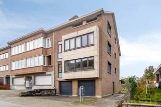 In een rustige omgeving op korte afstand van het centrum van Dilbeek bevindt zich dit praktisch ingedeelde appartement met twee slaapkamers.Het is...