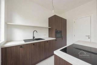<h3><strong>Gerenoveerd 2-slaapkamer appartement in Borsbeek te koop!</strong></h3><p><br /> </p><p>Ontdek dit instapklare, volledig gerenoveerde appartement in een rustige straat in het hart van Borsbeek. Dankzij de moderne afwerking, veel lichtinval en aangename buitenruimte geniet u hier van hedendaags wooncomfort in een groene omgeving.</p><p>De ruime, open leefruimte baadt in het daglicht dankzij grote raampartijen en een slimme indeling. De gezellige living sluit naadloos aan op de moderne keuken met eiland, voorzien van stijlvolle donkere fronten, ingebouwde oven en aansluitingen voor vaatwasser en kookplaat op inductie.</p><p>Het appartement beschikt over twee slaapkamers, die ook perfect dienst kunnen doen als bureau of hobbyruimte. De strakke badkamer is uitgerust met een inloopdouche en modern wastafelmeubel.</p><p>De afwerking is instapklaar: witte muren, een moderne houtlookvloer en een frisse, tijdloze uitstraling.</p><p>Gelegen op een toplocatie in Borsbeek, dichtbij winkels, openbaar vervoer en uitvalswegen richting Antwerpen en de omliggende gemeenten.</p><p> </p><p>Extra troeven:</p><ul><li>Volledig gerenoveerd en instapklaar</li><li>Tuin</li><li>Binnen- en buitenstaanplaats (t.w.v. €25.000) apart aan te kopen</li><li>Bergruimte</li><li>Rustige ligging nabij groen en centrum</li></ul>