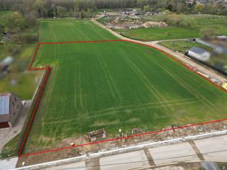 Uitzonderlijk ruim perceel grond geschikt voor het oprichten van een woning in open bebouwing. Het perceel is goed gelegen langsheen een...