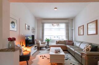 <p><span>Instapklare woning in het centrum van Brasschaat. </span></p><p><span> </span></p><p><span>Deze gezellige woning is gelegen in één van de mooiste straten van Brasschaat op wandelafstand van de vele winkeltjes, restaurants, het park en openbaar vervoer. </span></p><p><span>De rijwoning heeft vooraan ruimte voor twee wagens en fietsen en/of vuilbakken achter de groene haag. </span></p><p><span>Je komt het huis binnen in de inkomhal, met daarachter de woonkamer op parketvloer. De woonkamer is gezellig en opgesplitst in een salon vooraan en een eetkamer in het midden. Achteraan vind je de lichtrijke leefkeuken die volledig ingericht is. Naast de keuken is de wasberging. </span></p><p><span>Achteraan zijn er een mooi zonneterras voorzien van een recent geplaatste luifel en een mooi onderhouden tuin met tuinhuis. </span></p><p><span> </span></p><p><span>Op de bovenverdieping zijn er drie slaapkamers waarvan de masterbedroom voorzien is van airco en een badkamer met recent vernieuwde douche en wastafels. </span></p><p><span> </span></p><p><span>Kers op de taart is de zeer ruime en droge kelder die een zee van opbergruimte biedt. </span></p><p><span> </span></p><p><span>Nog niet helemaal overtuigd? Dan kunnen wij je ook nog melden dat de elektrische keuring conform is, dat de woning voorzien is van zonnepanelen en dat er achteraan screens aanwezig zijn om de leefruimte lekker koel te houden in de zomer. </span></p><p><span> </span></p>