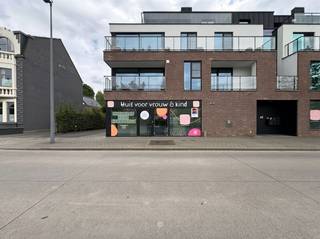 <p><span>BERCHEM - </span><span>Vous êtes à la recherche d'un espace commercial/bureau dans le centre de Berchem ? </span></p><p><span>Ce bien est peut-être fait pour vous ! </span></p><p><span> </span></p><p><span>Les principaux atouts en bref :</span></p><ul><li><span>4 espaces de pratique </span></li><li><span>Bonne visibilité </span></li></ul><ul><li><span>Nombreuses possibilités pour un large éventail d'activités</span><span> </span></li><li><span>Place de parking devant la porte</span></li><li><span>Climatisation disponible </span></li></ul><p><span> </span></p><p><span>Voici à quoi ressemblent les locaux : </span></p><p><span>L'espace commercial se trouve au rez-de-chaussée, on entre dans un hall d'entrée spacieux avec une zone de réception. Les locaux comprennent 4 salles de pratique fermées que vous pouvez utiliser à différentes fins. Il y a également 2 salles de stockage et un local technique. En outre, il y a deux toilettes au rez-de-chaussée</span></p><p><span> </span></p><p><span>L'espace commercial est situé au rez-de-chaussée avec un accès direct depuis la rue. La première partie se compose d'un espace de bureau (environ 55m²) et d'un espace de stockage séparé (environ 25m²). Cette partie dispose de grandes fenêtres qui apportent beaucoup de lumière aux pièces et assurent également une bonne visibilité depuis la rue à l'adresse . La seconde partie se compose d'une cuisine partiellement équipée et de toilettes séparées. Ce bien exceptionnel offre à votre entreprise un emplacement très central sur l'une des places les plus exclusives de Gand. Une opportunité unique !</span></p><p><span> </span></p><p><span> </span></p><p><span>Disponible à partir du 01/07/2026</span></p><p><span>Loyer : € 1900 + €50 frais communs </span></p><p><span>EPC A </span></p><p><span> </span></p><p><span>Contactez l'agence immobilière Axel Lenaerts à Audenarde pour plus d'informations ou pour une visite.</span></p><p><span> </span></p>