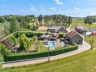 Deze woning, strategisch gelegen in een doodlopende straat biedt u de balans tussen wooncomfort en professionele mogelijkheden. Interesse? 0494 612 630 rayenwalter@live.be <br /><br />Indeling en Ruimtes:<br />•Grote living met veel lichtinval<br />•4 ruime slaapkamers<br />•Bewoonbare oppervlakte van 276 m²<br />•Praktische indeling over 2 verdiepingen<br />•Buitenzwembad voor optimaal zomerplezier<br />•Professionele stallingen/magazijnruimte, ideaal voor bijberoep (168 m²)<br /><br />Perceel en Ligging:<br />•Royaal perceel van 26 are <br />•Perceelbreedte: 44m<br />•Perceeldiepte: 51m<br />•Noordwest-georiënteerde tuin<br />•Rustige, landelijke omgeving<br /><br />Praktische Informatie:<br />•Uitstekende bereikbaarheid: E314/ E313 op slechts 3km<br />•fietsafstand tot scholen, bushaltes en winkels<br />•Fietsroutes en wandelroutes kortbij. <br />•Verschillende Scholen in nabijheid <br /><br />Deze woning biedt een unieke kans voor wie op zoek is naar een ruime gezinswoning met professionele mogelijkheden in een landelijke setting. De combinatie van het zwembad, de grote leefruimtes en de bijgebouwen maken dit een veelzijdig eigendom met tal van mogelijkheden.<br />Voor meer informatie of een bezichtiging, neem contact op met de eigenaar 0494 612 630 rayenwalter@live.be <br />https://youtube.com/shorts/vWlYMhf3Okc<br />