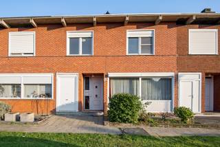 Centraal gelegen te renoveren woning met veel mogelijkheden. Hal, gastentoilet, leefruimte, ingerichte keuken, veranda met zicht op...