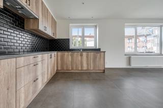 Dit ruim en recent gerenoveerde appartement heeft volgende indeling: een inkomhal met ingebouwde kast, een apart toilet, een ruime living met...