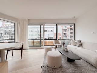 Au coin de la Zoutelaan et de la Lippenslaan, dans le centre animé de Knokke, se trouve cet appartement d'angle entièrement rénové au quatrième étage. Grâce à son orientation sud-ouest, l'appartement bénéficie d'une terrasse ensoleillée et d'une luminosité optimale tout au long de la journée.<br /><br />Lors de la rénovation, des matériaux durables et de haute qualité ont été choisis, tels que la pierre naturelle, le bois massif et le Mortex, ce qui garantit une finition raffinée et intemporelle. Le salon lumineux est relié à la cuisine ouverte, équipée d'appareils électroménagers de qualité et d'un îlot central qui allie parfaitement esthétique et fonctionnalité.<br /><br />L'appartement dispose de trois chambres. La chambre principale est équipée d'un dressing sur mesure, tandis que la deuxième chambre offre de grands placards intégrés. La troisième chambre, plus compacte, est équipée de lits superposés et dispose de sa propre douche. Il y a également une salle de bains élégante avec douche à l'italienne et toilettes, des toilettes séparées pour les invités et un hall d'entrée avec un vestiaire pratique.<br /><br />Enfin, l'appartement dispose d'une cave privative et d'un accès à un local à vélos commun et sécurisé, un atout supplémentaire dans le centre de Knokke.<br />Possibilité d'acheter une place de parking/garage dans les environs !<br /><br />N'hésitez pas à nous contacter pour plus d'informations : tél. : 050 62 44 14 ou via knokke@immax.be