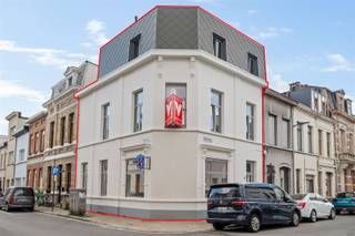 Gerenoveerd hoekhuis met ruim dakterras ten midden van Oud-Berchem OMGEVINGOud-Berchem, een bruisende buurt met statige herenhuizen, gezellige...