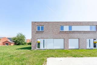 Droom je van een gloednieuwe woning waar je meteen kan intrekken, zonder zorgen? In het charmante Langemark-Poelkapelle, tussen de Zonnebekestraat en Blikstraat, wacht jouw nieuwe thuis op je. Gelegen nabij winkels, scholen en openbaar vervoer woon je hier niet alleen rustig, maar ook bijzonder praktisch.
Deze moderne nieuwbouwwoning (lot 22) combineert comfort, ruimte en een warme, landelijke ligging. Binnenkomen doe je via een uitnodigende inkomhal die je leidt naar een lichtrijke woon- en eetruimte – de ideale plek om samen te genieten van elk moment. De open keuken vormt het hart van de woning en kan volledig naar jouw smaak worden ingericht. Daarnaast is er een praktische berging en een garage voor extra gemak. Op de bovenverdieping vind je drie volwaardige slaapkamers en een stijlvolle badkamer, perfect afgestemd op hedendaags wooncomfort.
Het leukste? Alles is voor jou afgewerkt tot in de puntjes, zodat jij enkel nog hoeft te verhuizen en te genieten.
Een instapklare nieuwbouwwoning, volledig afgewerkt naar jouw wensen, op een topligging… Dat is wonen zoals het hoort. Benieuwd? Neem vandaag nog contact op en ontdek jouw toekomstige thuis.