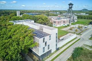 <h1>KANTOREN TE HUUR – INCUBATHOR | THOR PARK GENK</h1>
<p><strong>Professionele en flexibele kantoorruimte met een all-in dienstverlening in een inspirerende ondernemersomgeving.</strong></p>
<p>Op <strong>THOR PARK in Genk</strong> biedt <strong>IncubaThor</strong> een moderne werkomgeving voor <strong>starters, groeibedrijven en gevestigde ondernemingen</strong>. Het afzonderlijke gebouw beschikt over <strong>3.500 m² aan gemeubelde privékantoren, coworkingruimtes en vergaderzalen</strong>.</p>
<p>IncubaThor is geschikt als <strong>hoofdkantoor, satellietkantoor of uitvalsbasis voor consultants en salesteams</strong>.</p>
<h3>PRIVÉKANTOREN</h3>
<p>IncubaThor beschikt over <strong>22 gemeubelde kantoorunits van 25 m² tot 745 m²</strong>. Dankzij de all-in formule geniet u van een volledig uitgeruste kantooromgeving zonder zorgen over bijkomende praktische kosten.</p>
<p><strong>Inbegrepen in de all-in formule:</strong></p>
<ul>
<li>
<p>Gemeubeld kantoor</p>
</li>
<li>
<p>Wekelijkse schoonmaak</p>
</li>
<li>
<p>Elektriciteit, verwarming en airconditioning</p>
</li>
<li>
<p>Wifi</p>
</li>
<li>
<p>Gebruik van vergaderbooths</p>
</li>
<li>
<p>Domiciliëring</p>
</li>
<li>
<p>Toegang tot het partnernetwerk</p>
</li>
<li>
<p>Onroerende voorheffing</p>
</li>
</ul>
<h3>COWORKING & FLEXPLEKKEN</h3>
<p>Op zoek naar een flexibele werkplek? Coworking en flexplekken zijn beschikbaar <strong>vanaf 1 werkplek</strong>.</p>
<p>De formule omvat onder meer <strong>wifi, elektriciteit, schoonmaak, vergaderkrediet, toegang tot netwerkevenementen</strong> en het communitynetwerk van <strong>50+ ondernemers</strong>.</p>
<h3>VERGADERZALEN</h3>
<p>Huurders kunnen gebruikmaken van <strong>vier professioneel uitgeruste vergaderzalen</strong>, voorzien van:</p>
<p><strong>Beamer | presentatiescherm | flipchart | whiteboard | wifi | videoconferencing</strong></p>
<h3>WERKEN IN EEN INNOVATIEVE OMGEVING</h3>
<p>IncubaThor maakt deel uit van <strong>THOR PARK</strong>, een dynamische omgeving waar ondernemerschap, innovatie, technologie en kennis samenkomen. De combinatie van flexibele kantoorformules, professionele faciliteiten en een actief ondernemersnetwerk zorgt voor een ideale werkomgeving voor bedrijven in elke groeifase.</p>
<h3>VLOT BEREIKBAAR</h3>
<p>Het gebouw beschikt over een <strong>ondergrondse parking</strong> en is bovendien vlot bereikbaar via de nabijgelegen parkings <strong>P1 en P8</strong>.</p>
<p><strong>Kantoorruimte huren zonder zorgen? Ontdek de mogelijkheden van IncubaThor op THOR PARK in Genk.</strong></p>
<p><strong>Beschikbaarheid, oppervlaktes en huurvoorwaarden op aanvraag: info@jansenrealestate.be of 011/39 90 50.</strong></p>