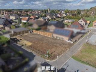 <strong>BOUWGROND VOOR OPEN BEBOUWING OP EEN PERCEEL VAN 5A38CA TE MAASEIK (NEEROETEREN) </strong><strong><br /><br />TROEVEN<br /></strong>- Ruim perceel van 5a38ca (538 m²)<br />- Rustig gelegen nabij het centrum van Neeroeteren<br />- Bouwmogelijkheid voor een gelijkvloerse woning<br />- Maximaal 1 bouwlaag, kroonlijsthoogte tot 4 m<br />- Vrije keuze van gevelmaterialen en dakvorm<br />
<p>Op zoek naar een mooie bouwgrond voor uw droomwoning? Dit ruime perceel van 538 m² is rustig gelegen in een aangename straat, op korte afstand van het centrum van Neeroeteren.</p>
<p>De stedenbouwkundige voorschriften voorzien een woning met maximaal één bouwlaag, wat deze bouwgrond bijzonder geschikt maakt voor wie comfortabel, praktisch en toekomstgericht gelijkvloers wil wonen.</p>
<p>Dankzij de vrije keuze in gevelmaterialen en dakvorm is er bovendien ruimte om een woning te ontwerpen die volledig aansluit bij uw eigen smaak en wensen.</p>
<strong>VERKAVELING</strong><br /><span>- Verkavelingsplan en voorschriften op aanvraag.</span><strong><br /><br />EXTRA INFO<br /></strong><span>- Voor meer info kunt u best een afspraak maken op ons kantoor:+32 (0)89 86 18 88 of info@N78vastgoed.be.</span>
