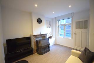 <p><strong>Te bezichtigen vanaf midden november. <br /><br />LOCATIE</strong></p>

<p>De woning ligt in de Visserstraat, een zijstraat van de gekende Vaartstraat. Het is een zeer rustige straat waardoor nauwelijks verkeer komt. Op wandelafstand bevindt u zich in het bruisende stadsleven van Leuven.</p>

<p> </p>

<p><strong>STAAT</strong></p>

<p>Het pand is instapklaar en bemeubeld. Bovendien werd het dak recentelijk vernieuwd.</p>

<p> </p>

<p><strong>INDELING</strong></p>

<p>Via de inkomhal is er toegang tot de woonkamer en de keuken. Via de keuken kan men naar het terras. Op de eerste verdieping bevinden zich de slaapkamers en de badkamer. In de badkamer is er een bad aanwezig, een enkele wastafel, toilet en de aansluiting voor een wasmachine. Bovendien is er een opbergzolder aanwezig en een kelder. </p>

<p> </p>

<p><strong>EXTRA INFO</strong></p>

<p>Vrij vanaf 1 december<br /><br />Momenteel worden er isolatiewerken uitgevoerd waardoor het EPC verbeterd zal worden. </p>

<p>Wasmachine is aanwezig in de badkamer.</p>