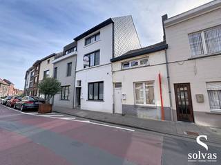 Kijkdag zaterdag 25/04 – online inschrijven via www.solvas-vastgoed.be<br /><br />Op zoek naar een renovatieproject op een toplocatie? Deze compacte woning bevindt zich in een rustige straat op slechts 1,5 km van het centrum van Gent.<br /><br />De indeling omvat een inkomhal (met mogelijkheid tot apart toilet), een gezellige leefruimte, keuken en een badkamer met wasplaats. Op de verdieping bevinden zich twee slaapkamers.<br /><br />Deze woning biedt een uitstekende opportuniteit voor wie zijn eigen woonideeën wil realiseren en de woning volledig naar eigen smaak wil inrichten.<br /><br />De verkoop gebeurt via het systeem van STARTPRIJS. Elk bod boven deze startprijs wordt voorgelegd aan de verkoper, die vrij is om dit al dan niet te aanvaarden. Deze publicatie geldt als uitnodiging tot het uitbrengen van een bod en niet als bindend aanbod.