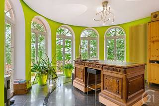 Exclusieve villa met karakter en eindeloze mogelijkheden in Rotselaar.Op de groene flank van de Middelberg ontdek je deze villa van 700 m² bewoonbare...